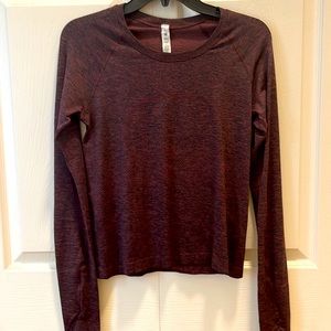 Lululemon Swiftly Tech Race
Length rouge/black Long Sleeve tee sz. 8